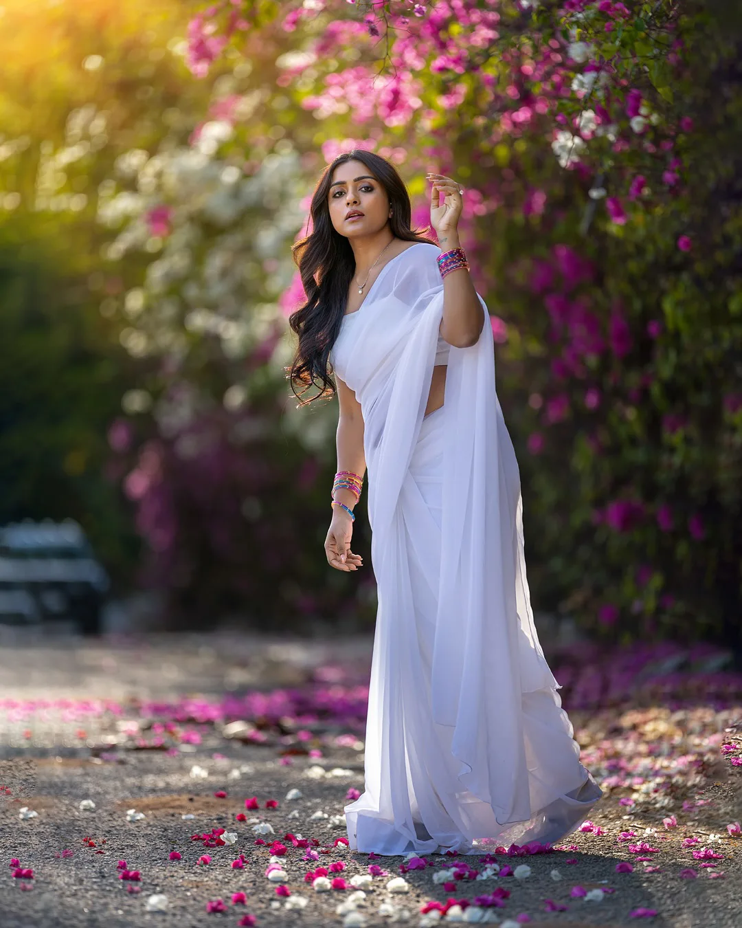 Vithika Sheru Stunning Looks in White Saree