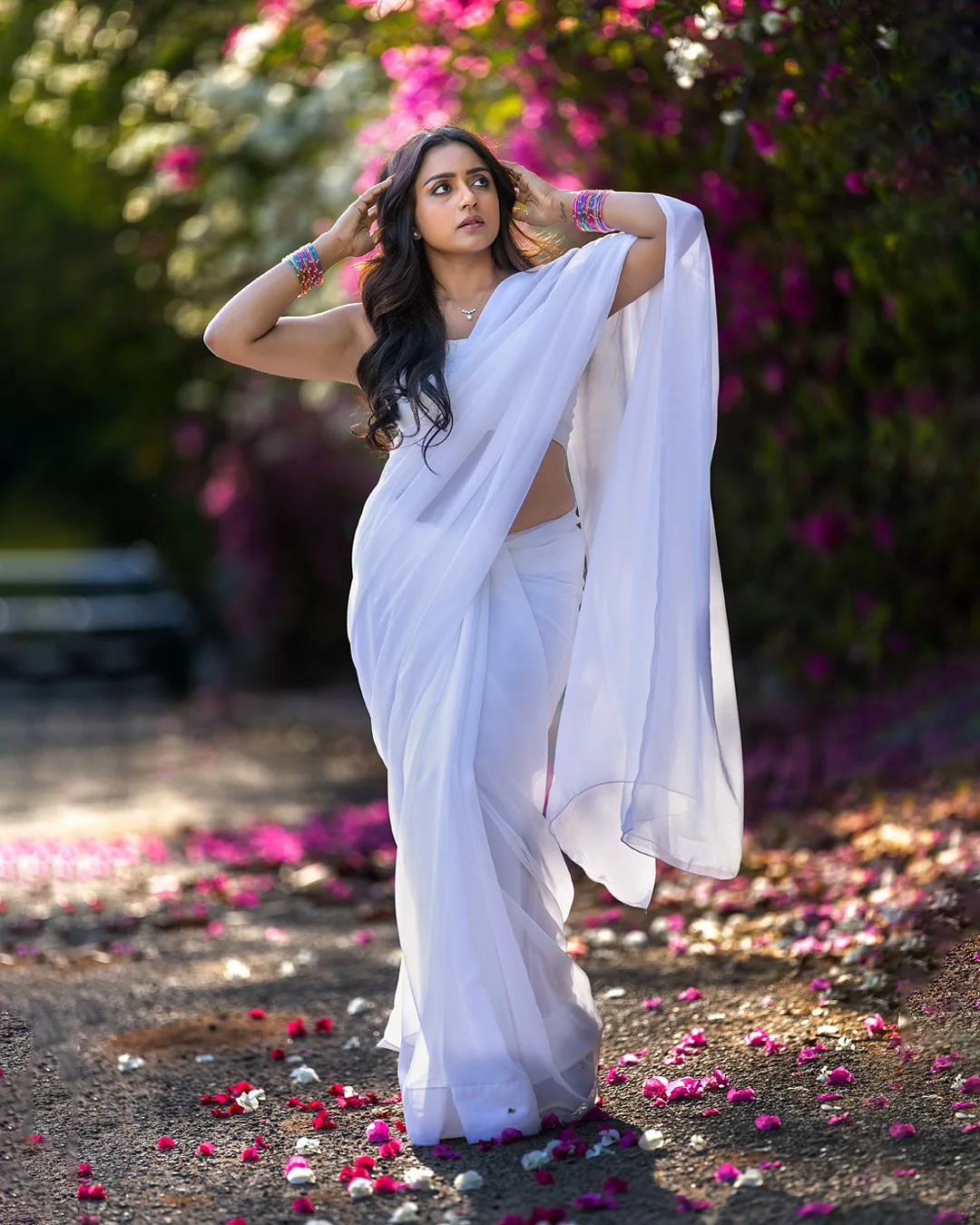 Vithika Sheru Stunning Looks in White Saree