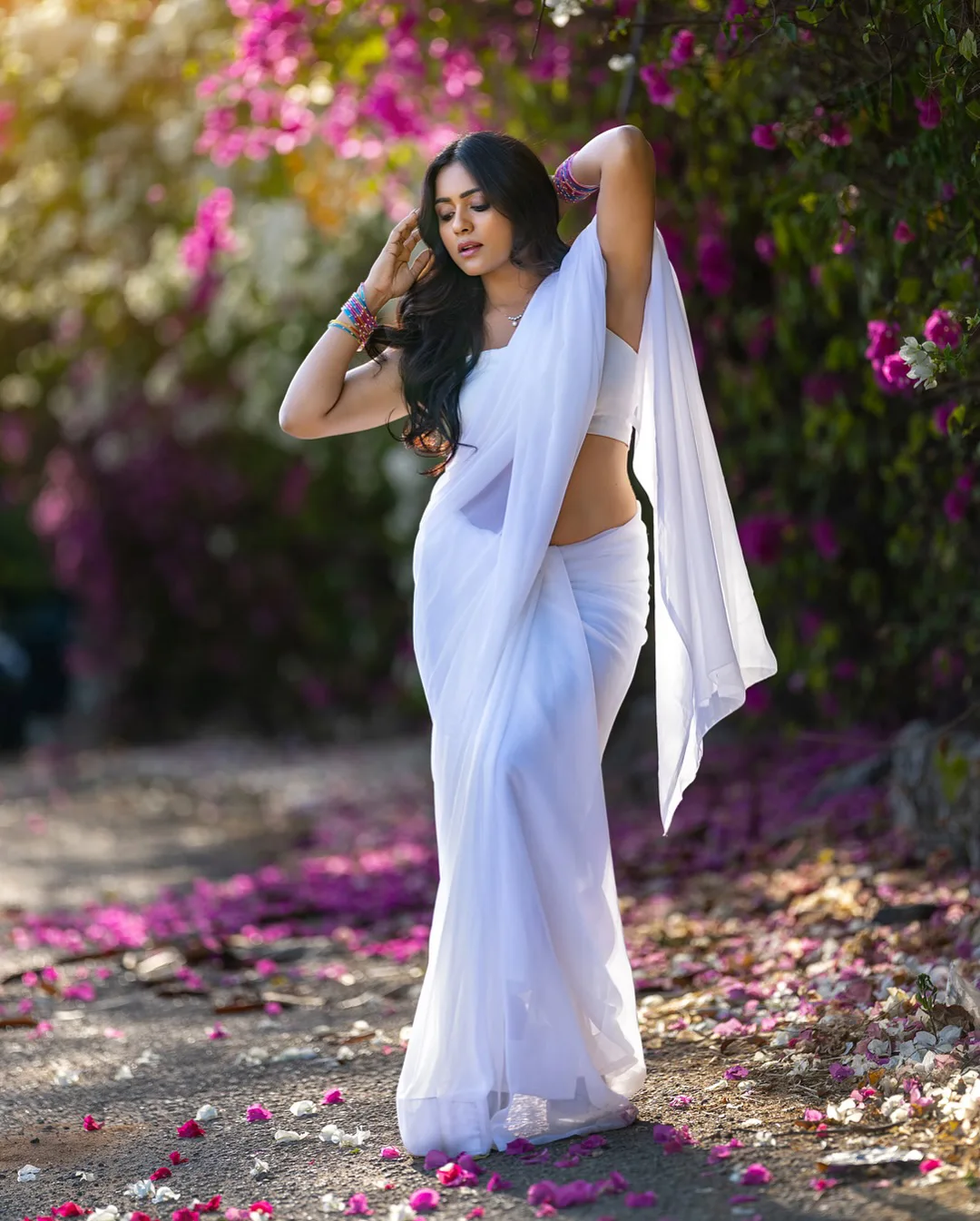 Vithika Sheru Stunning Looks in White Saree