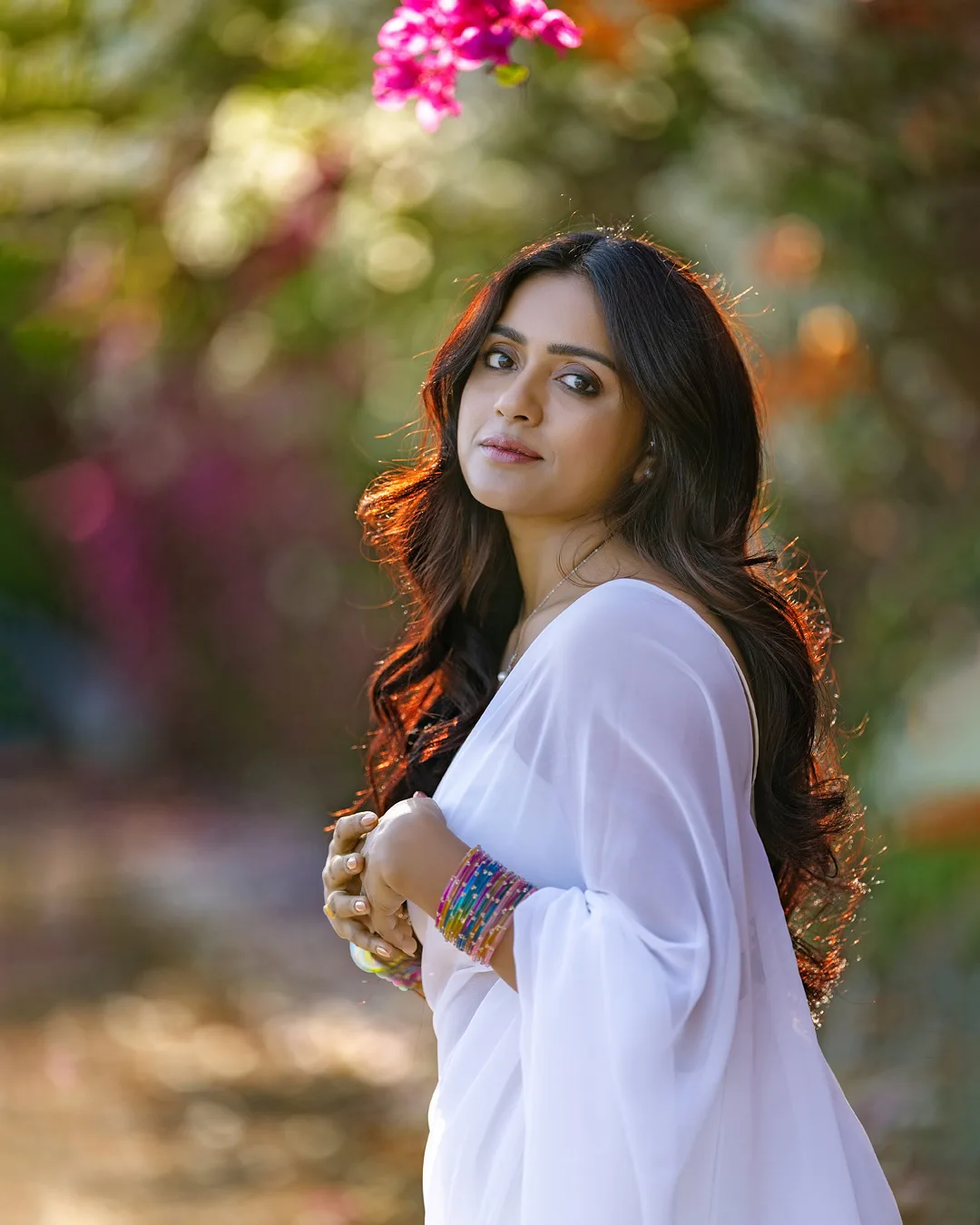 Vithika Sheru Stunning Looks in White Saree