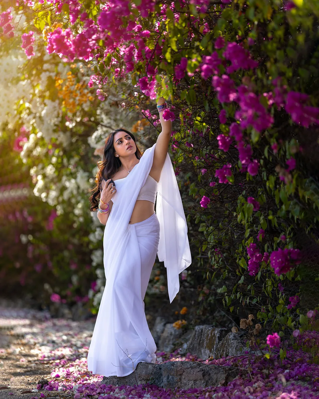 Vithika Sheru Stunning Looks in White Saree