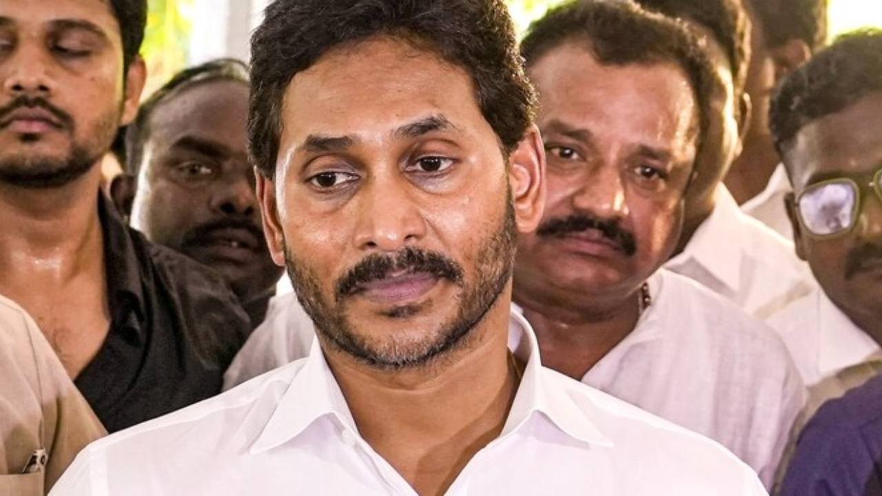 Jagan Mohan Reddy: జగన్కు బిగ్ షాకిచ్చిన ఈడీ.. రూ.27.5 కోట్ల విలువైన ఆస్తులు అటాచ్ Jagan Mohan Reddy: జగన్కు బిగ్ షాకిచ్చిన ఈడీ.. రూ.27.5 కోట్ల విలువైన ఆస్తులు అటాచ్