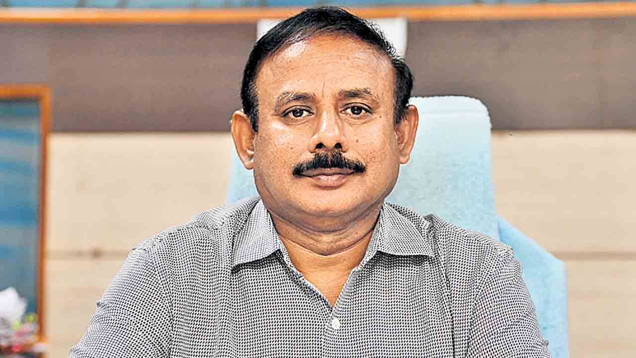 ACB Raids: ఇరిగేషన్ శాఖ మాజీ ఈఎన్సీ హరిరామ్ ఇంట్లో ఏసీబీ రైడ్స్.. కీలక పత్రాలు స్వాధీనం..? ACB Raids: ఇరిగేషన్ శాఖ మాజీ ఈఎన్సీ హరిరామ్ ఇంట్లో ఏసీబీ రైడ్స్.. కీలక పత్రాలు స్వాధీనం..?