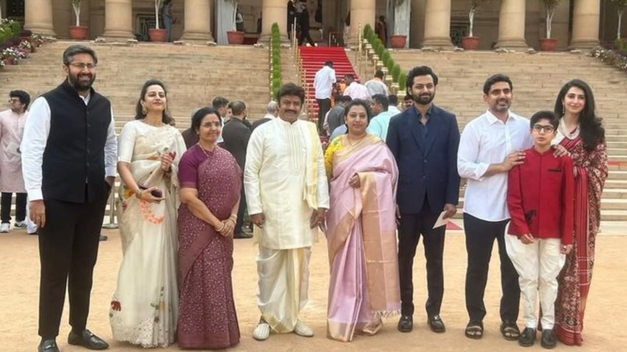 Balakrishna Family : బాలకృష్ణ ఫ్యామిలీ ఫోటో వైరల్.. ఢిల్లీలో పద్మ భూషణ్ అవార్డు అందుకునే ముందు.. ఫొటోలో ఎవరెవరు ఉన్నారంటే..? Balakrishna Family : బాలకృష్ణ ఫ్యామిలీ ఫోటో వైరల్.. ఢిల్లీలో పద్మ భూషణ్ అవార్డు అందుకునే ముందు.. ఫొటోలో ఎవరెవరు ఉన్నారంటే..?