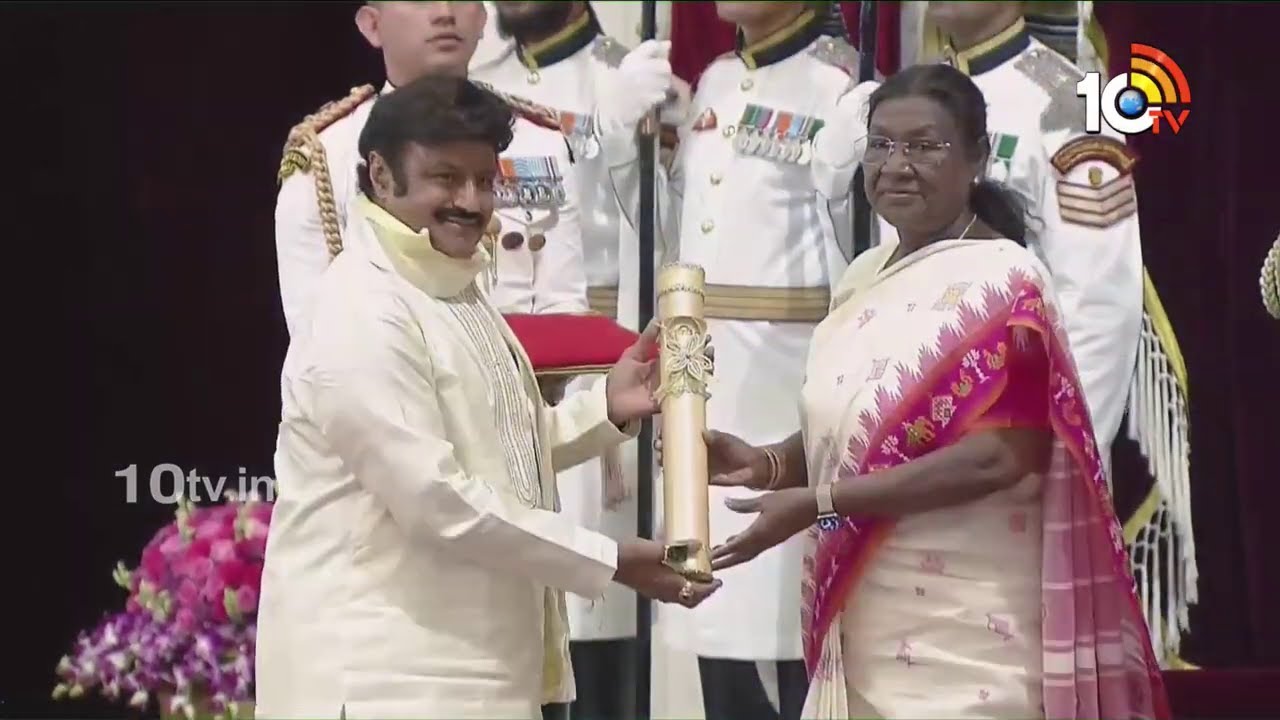 పద్మభూషణ్ అవార్డు అందుకున్న హీరో బాలకృష్ణ