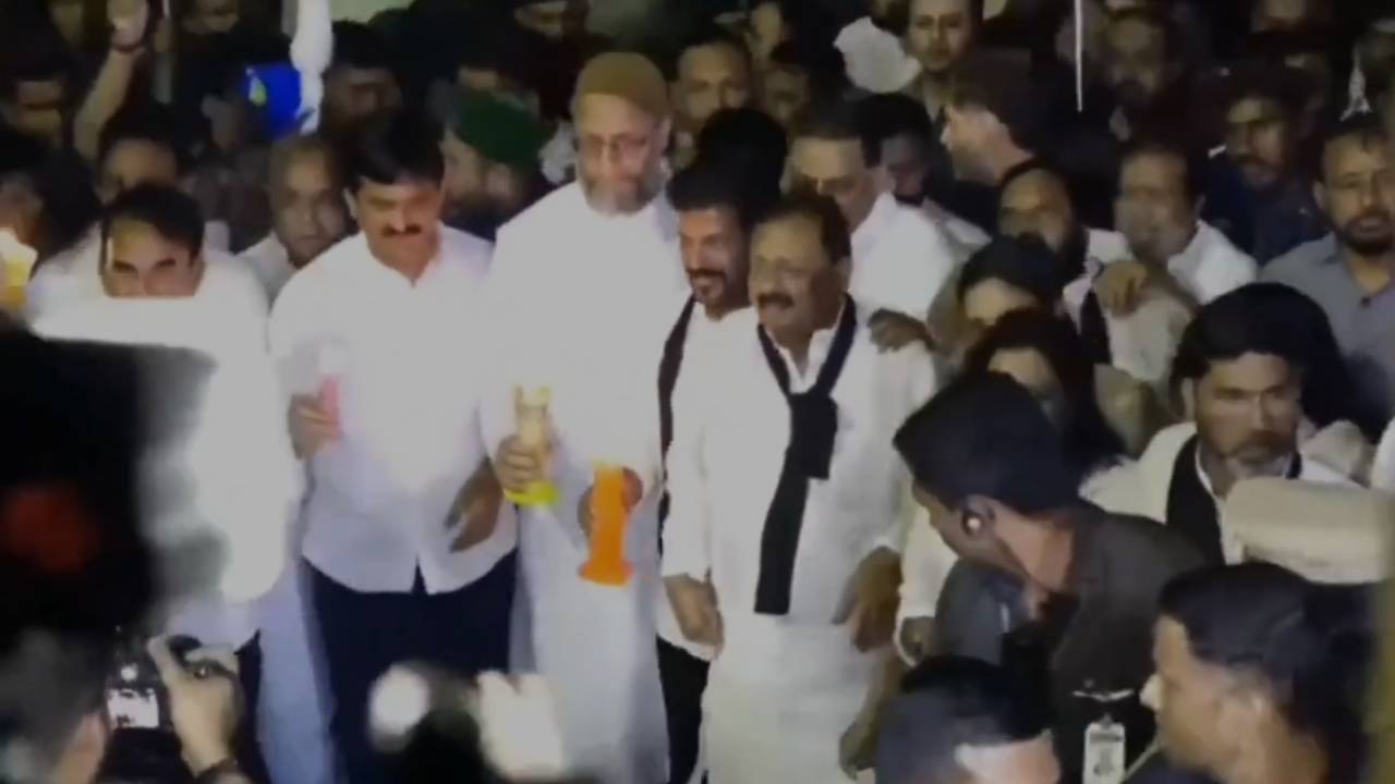 CM Revanth Reddy : పహల్గాం ఉగ్ర దాడి.. సీఎం రేవంత్ నేతృత్వంలో భారీ క్యాండిల్ ర్యాలీ.. జనసంద్రంగా పీపుల్స్ ప్లాజా..! CM Revanth Reddy : పహల్గాం ఉగ్ర దాడి.. సీఎం రేవంత్ నేతృత్వంలో భారీ క్యాండిల్ ర్యాలీ.. జనసంద్రంగా పీపుల్స్ ప్లాజా..!