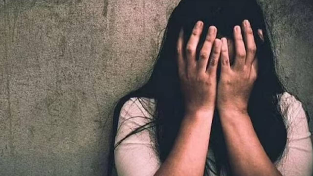 Hyderabad: హైదరాబాద్లో జర్మనీ యువతిపై అత్యాచారం.. లిఫ్ట్ పేరుతో కారెక్కించుకొని.. Hyderabad: హైదరాబాద్లో జర్మనీ యువతిపై అత్యాచారం.. లిఫ్ట్ పేరుతో కారెక్కించుకొని..