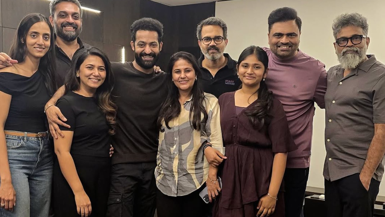 NTR – Sukumar : డైరెక్టర్ భార్య పుట్టిన రోజు వేడుకలు.. ఫ్యామిలీతో ఎన్టీఆర్, సుకుమార్.. మహేష్ బాబు మిస్సింగ్.. ఫోటో వైరల్.. NTR – Sukumar : డైరెక్టర్ భార్య పుట్టిన రోజు వేడుకలు.. ఫ్యామిలీతో ఎన్టీఆర్, సుకుమార్.. మహేష్ బాబు మిస్సింగ్.. ఫోటో వైరల్..
