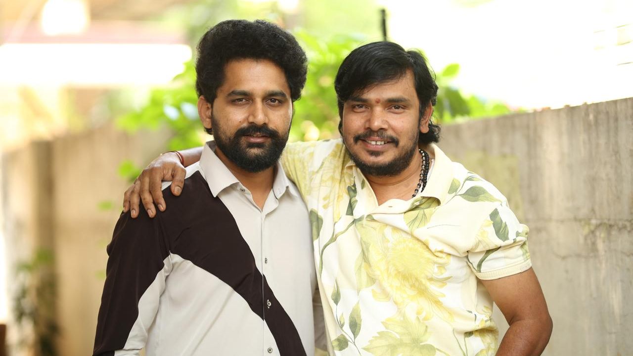 Sampoornesh Babu : ఈ సినిమా చూసి ప్రతి ఒక్కరూ వాళ్ళ అన్నదమ్ములకు ఫోన్ చేస్తారు.. ‘సోదరా’ అంటూ వస్తున్న సంపూర్ణేష్ బాబు, సంజోష్.. Sampoornesh Babu : ఈ సినిమా చూసి ప్రతి ఒక్కరూ వాళ్ళ అన్నదమ్ములకు ఫోన్ చేస్తారు.. ‘సోదరా’ అంటూ వస్తున్న సంపూర్ణేష్ బాబు, సంజోష్..