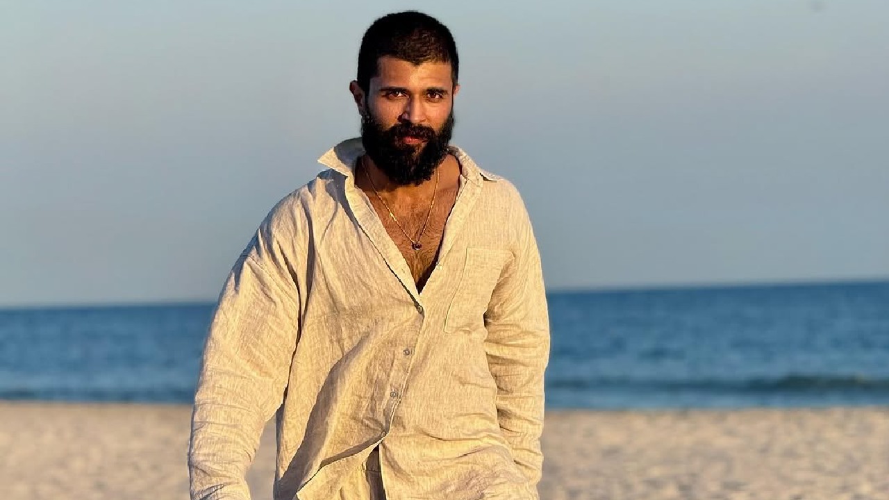 Vijay Deverakonda : విజయ్ దేవరకొండ టైర్ 2 హీరో.. దేవుడిలా ట్రీట్ చేసారు.. బాలీవుడ్ జర్నలిస్ట్ సంచలన వ్యాఖ్యలు.. Vijay Deverakonda : విజయ్ దేవరకొండ టైర్ 2 హీరో.. దేవుడిలా ట్రీట్ చేసారు.. బాలీవుడ్ జర్నలిస్ట్ సంచలన వ్యాఖ్యలు..