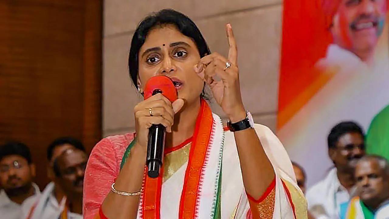 ys sharmila: ఏపీ కాంగ్రెస్ చీఫ్ వైఎస్ షర్మిల హౌస్ అరెస్ట్.. ప్రభుత్వం దేనికి భయపడుతోందంటూ షర్మిల ఫైర్ ys sharmila: ఏపీ కాంగ్రెస్ చీఫ్ వైఎస్ షర్మిల హౌస్ అరెస్ట్.. ప్రభుత్వం దేనికి భయపడుతోందంటూ షర్మిల ఫైర్