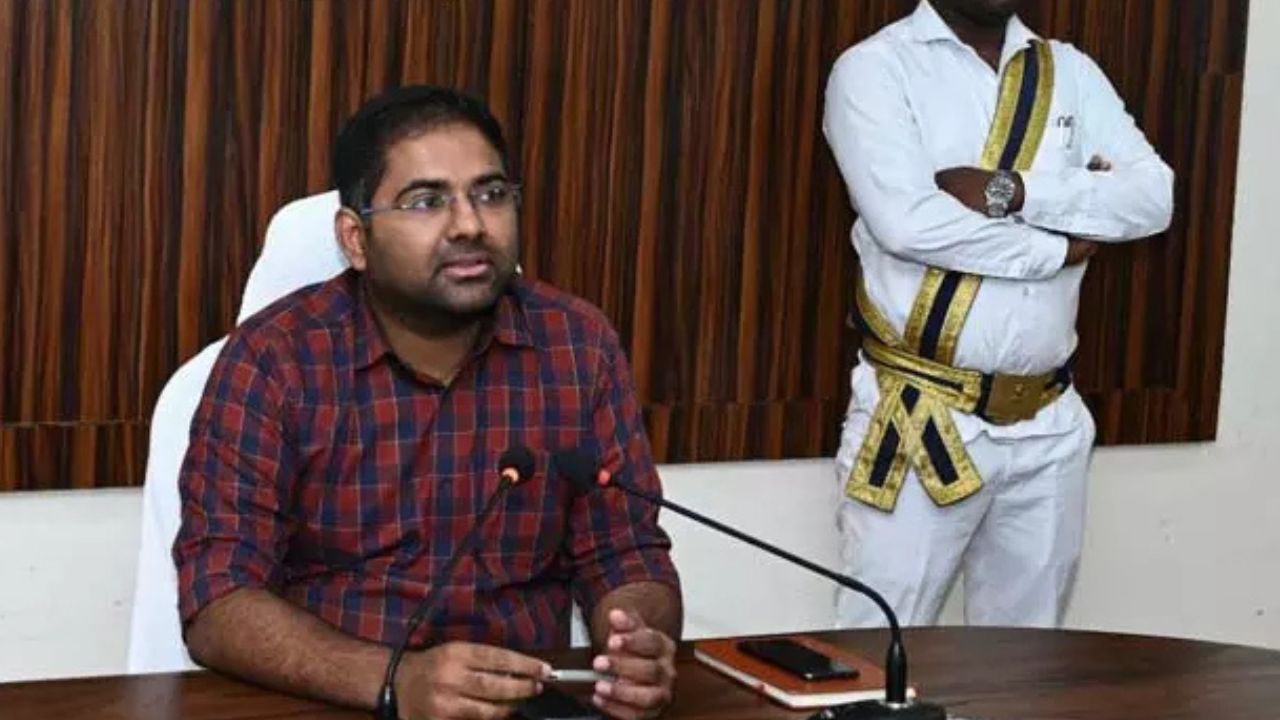అనాథ యువతికి పెళ్లి పెద్దగా పెద్దపల్లి జిల్లా కలెక్టర్ కోయ శ్రీహర్ష అనాథ యువతికి పెళ్లి పెద్దగా పెద్దపల్లి జిల్లా కలెక్టర్ కోయ శ్రీహర్ష