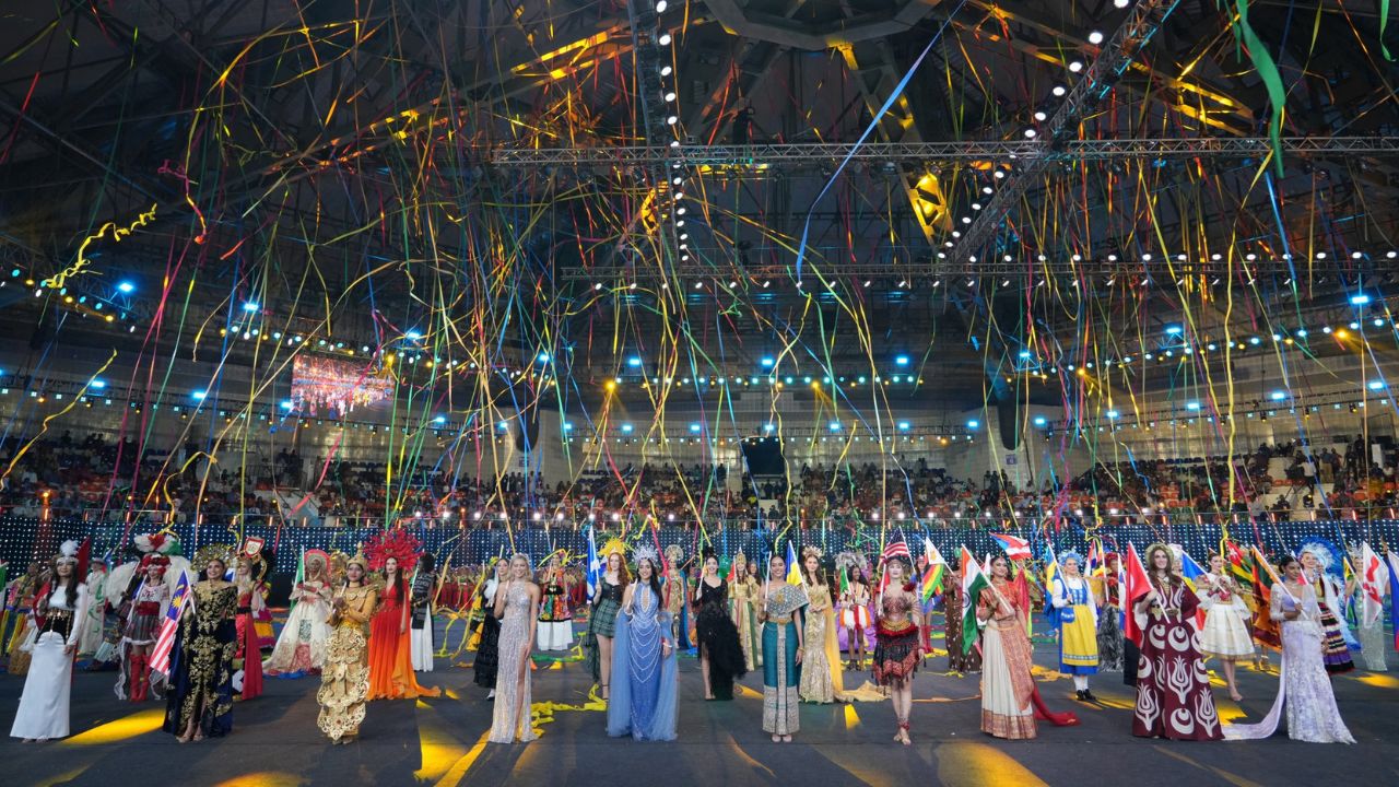 హైదరాబాద్లో మిస్ వరల్డ్ పోటీలు షురూ.. అందాలతో అలరించిన సుందరీమణులు హైదరాబాద్లో మిస్ వరల్డ్ పోటీలు షురూ.. అందాలతో అలరించిన సుందరీమణులు