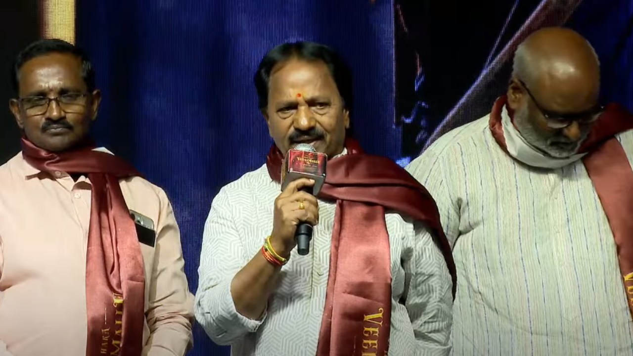 AM Ratnam : పవన్ తో రీమేక్ ప్లాన్ చేశాం.. సత్యాగ్రహి ఆగిపోయింది.. ఈ సినిమా చాలా లేట్.. ఖుషి హిందీలో డబ్బింగ్.. ఎమోషనల్ అయిన నిర్మాత.. AM Ratnam : పవన్ తో రీమేక్ ప్లాన్ చేశాం.. సత్యాగ్రహి ఆగిపోయింది.. ఈ సినిమా చాలా లేట్.. ఖుషి హిందీలో డబ్బింగ్.. ఎమోషనల్ అయిన నిర్మాత..