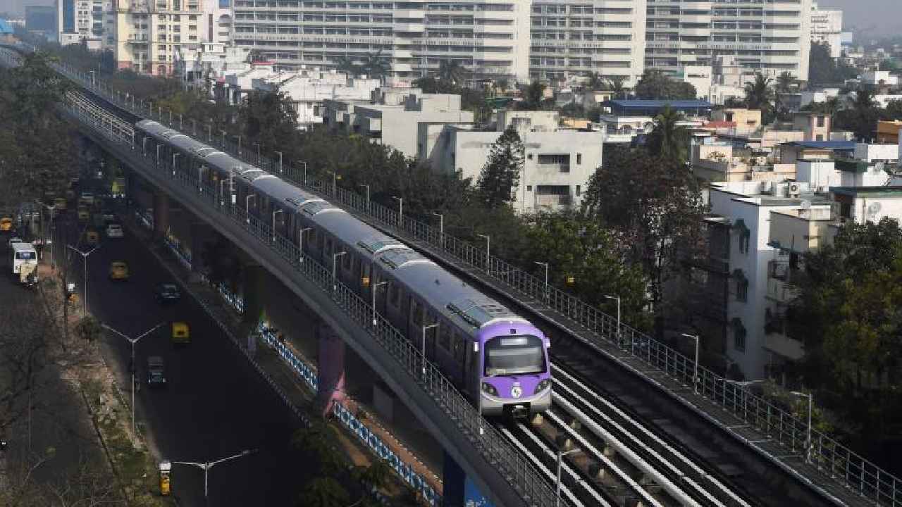 AP Metro Rail Projects: ఏపీలో మెట్రో రైలు ప్రాజెక్టులపై సర్కార్ ఫోకస్.. విదేశీ బ్యాంకు ప్రతినిధులతో చర్చలు AP Metro Rail Projects: ఏపీలో మెట్రో రైలు ప్రాజెక్టులపై సర్కార్ ఫోకస్.. విదేశీ బ్యాంకు ప్రతినిధులతో చర్చలు