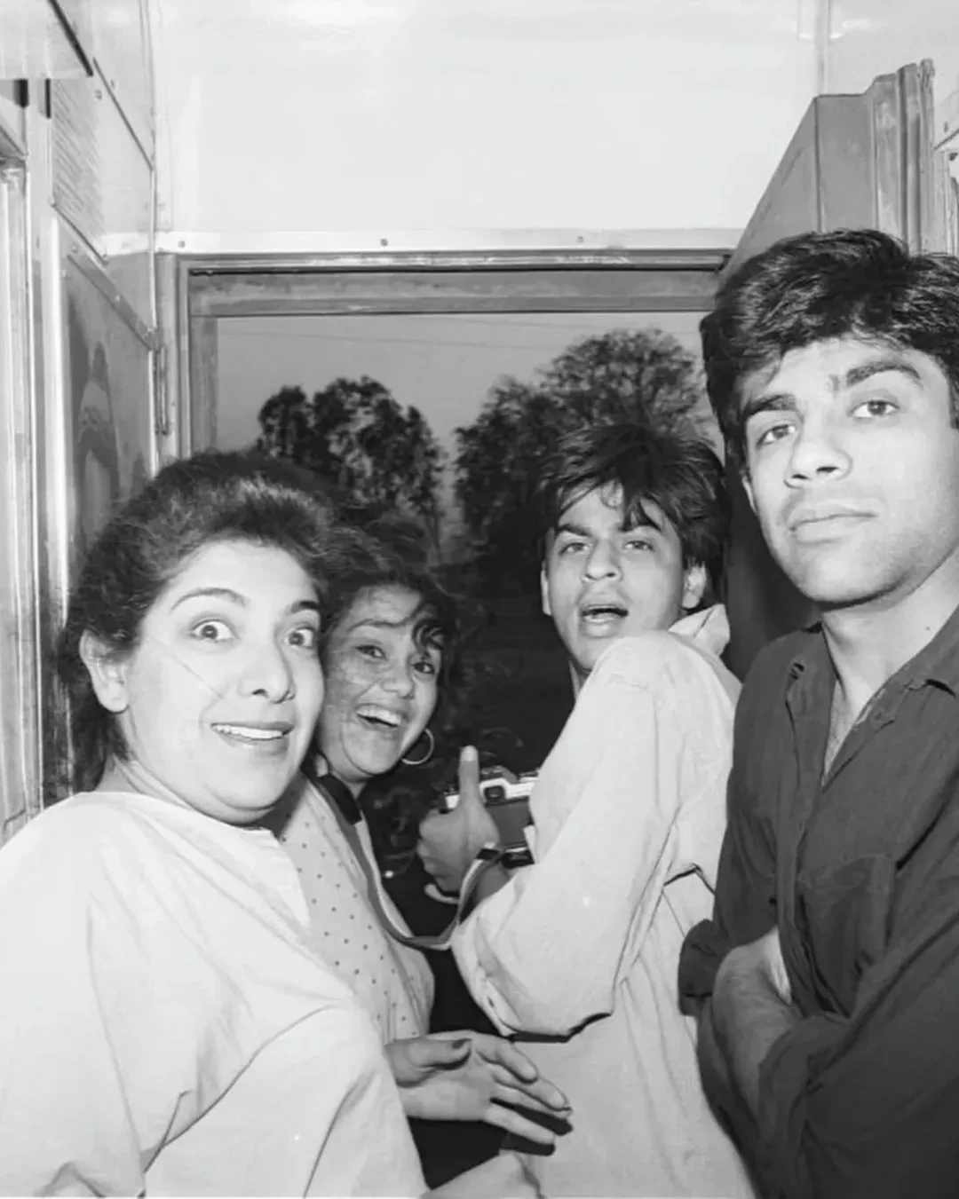 shah Rukh Khan Friend Shares 35 Years Old Photos