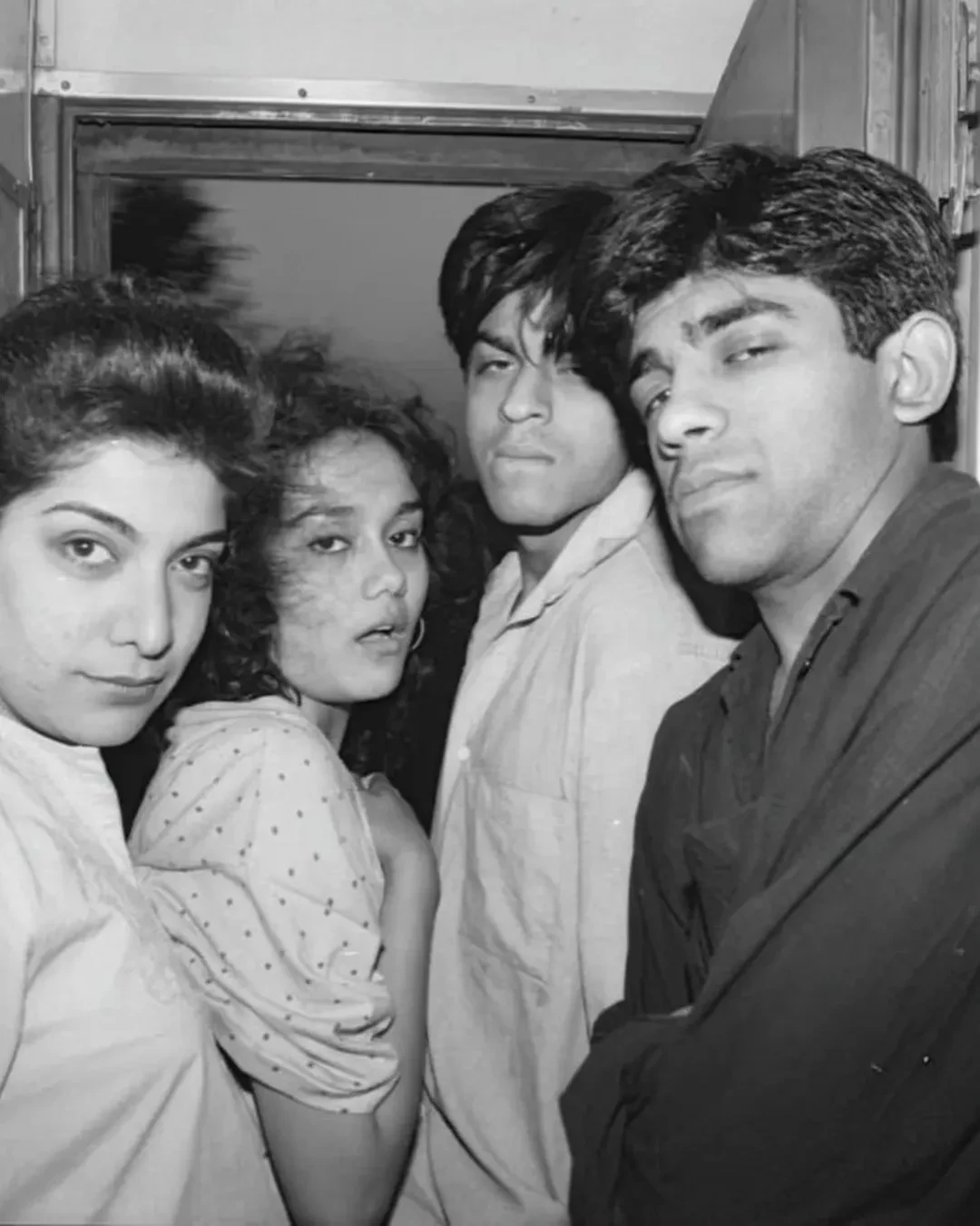 shah Rukh Khan Friend Shares 35 Years Old Photos