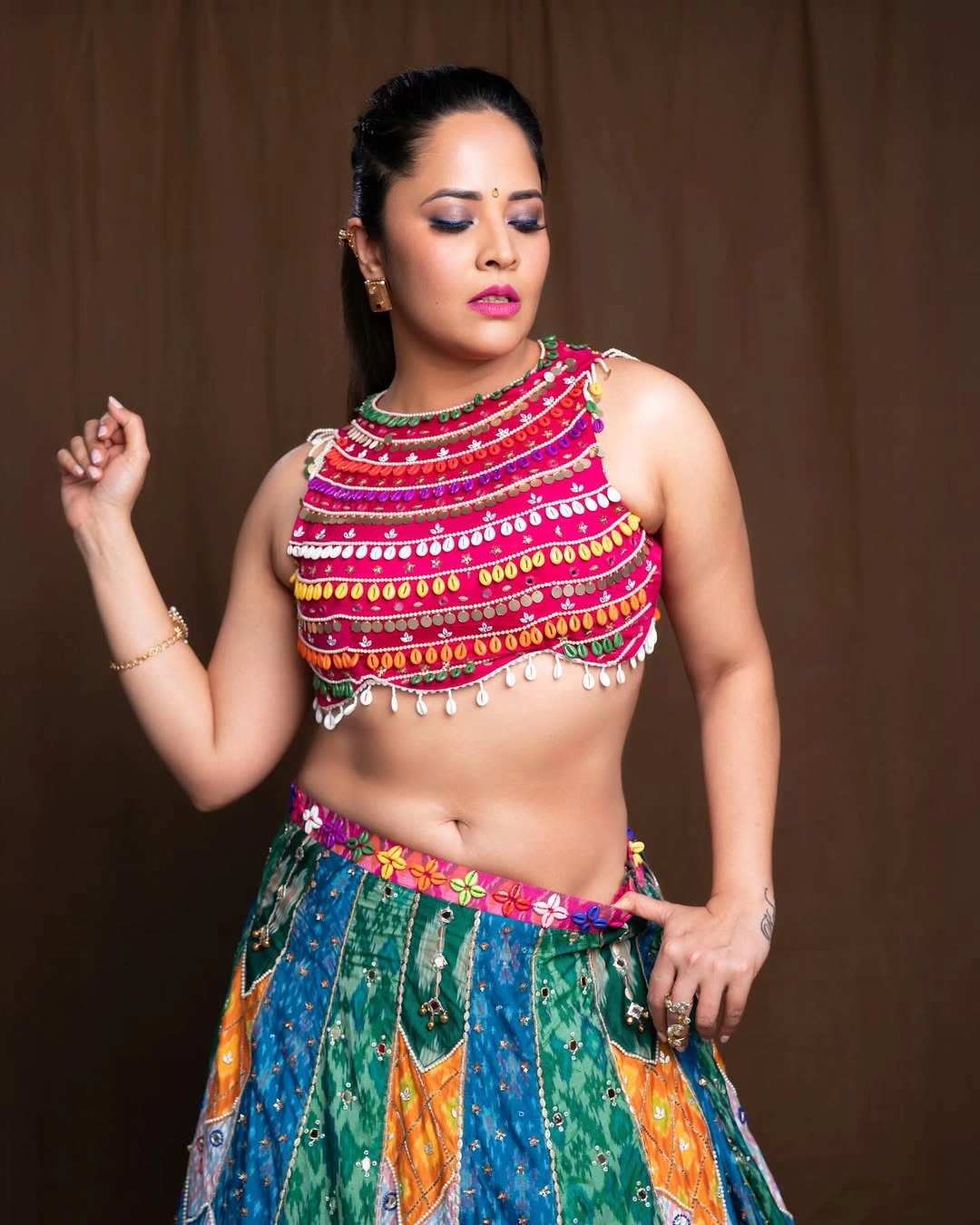 Anasuya Bharadwaj Stunning Looks with Shows her Beauty