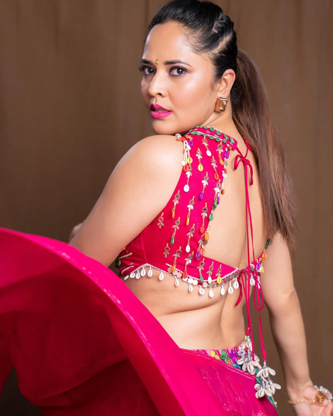 Anasuya Bharadwaj Stunning Looks with Shows her Beauty