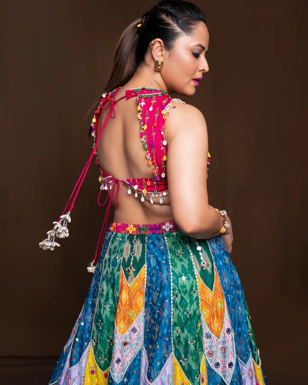 Anasuya Bharadwaj Stunning Looks with Shows her Beauty