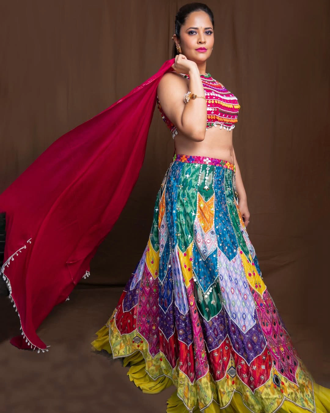 Anasuya Bharadwaj Stunning Looks with Shows her Beauty