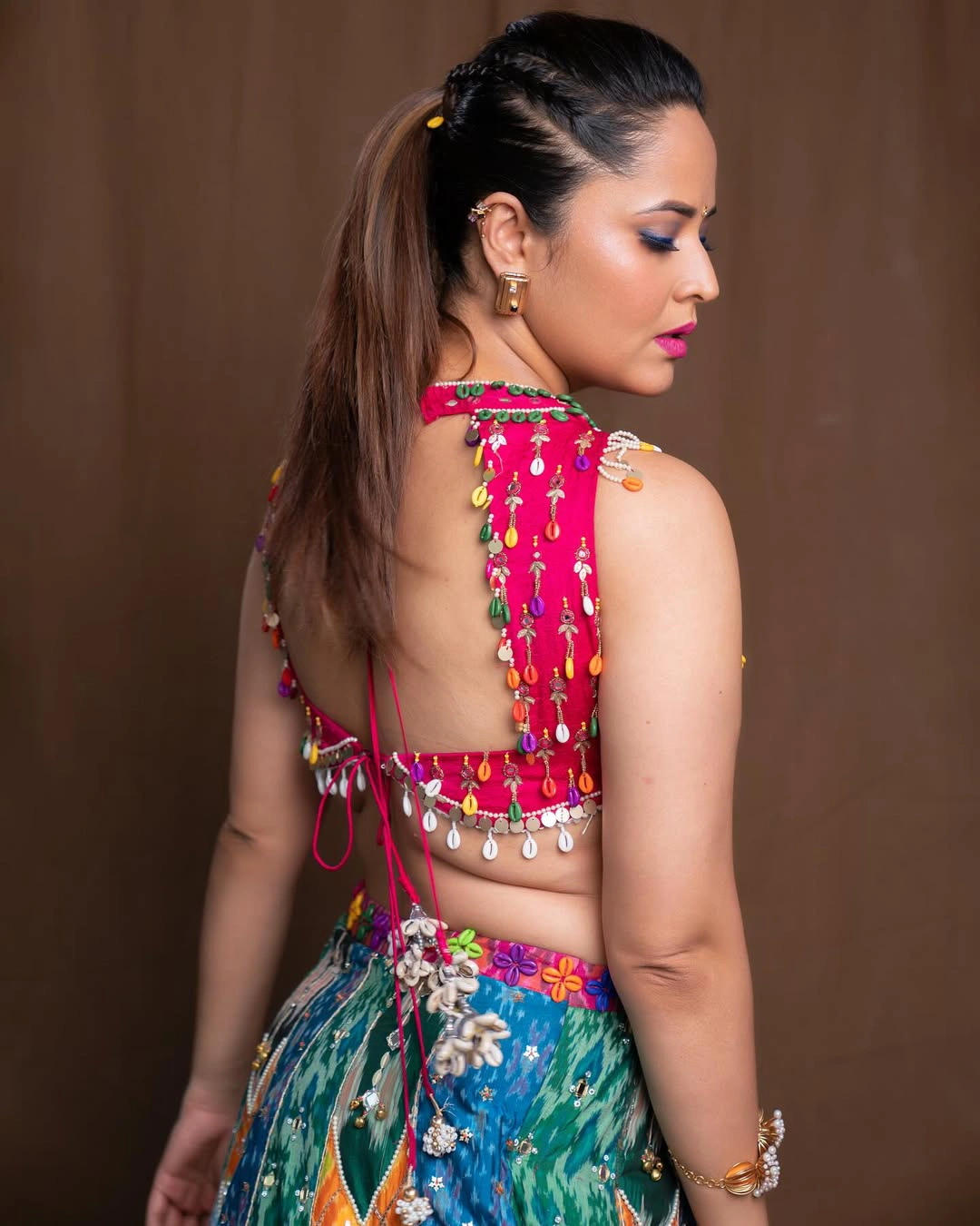 Anasuya Bharadwaj Stunning Looks with Shows her Beauty