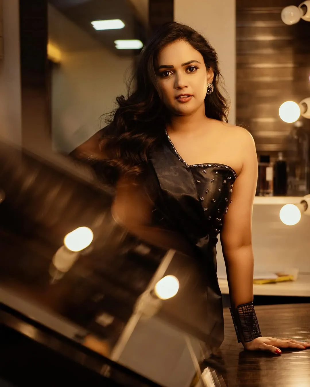 Ariyana Glory Stunning Looks in Black Dress