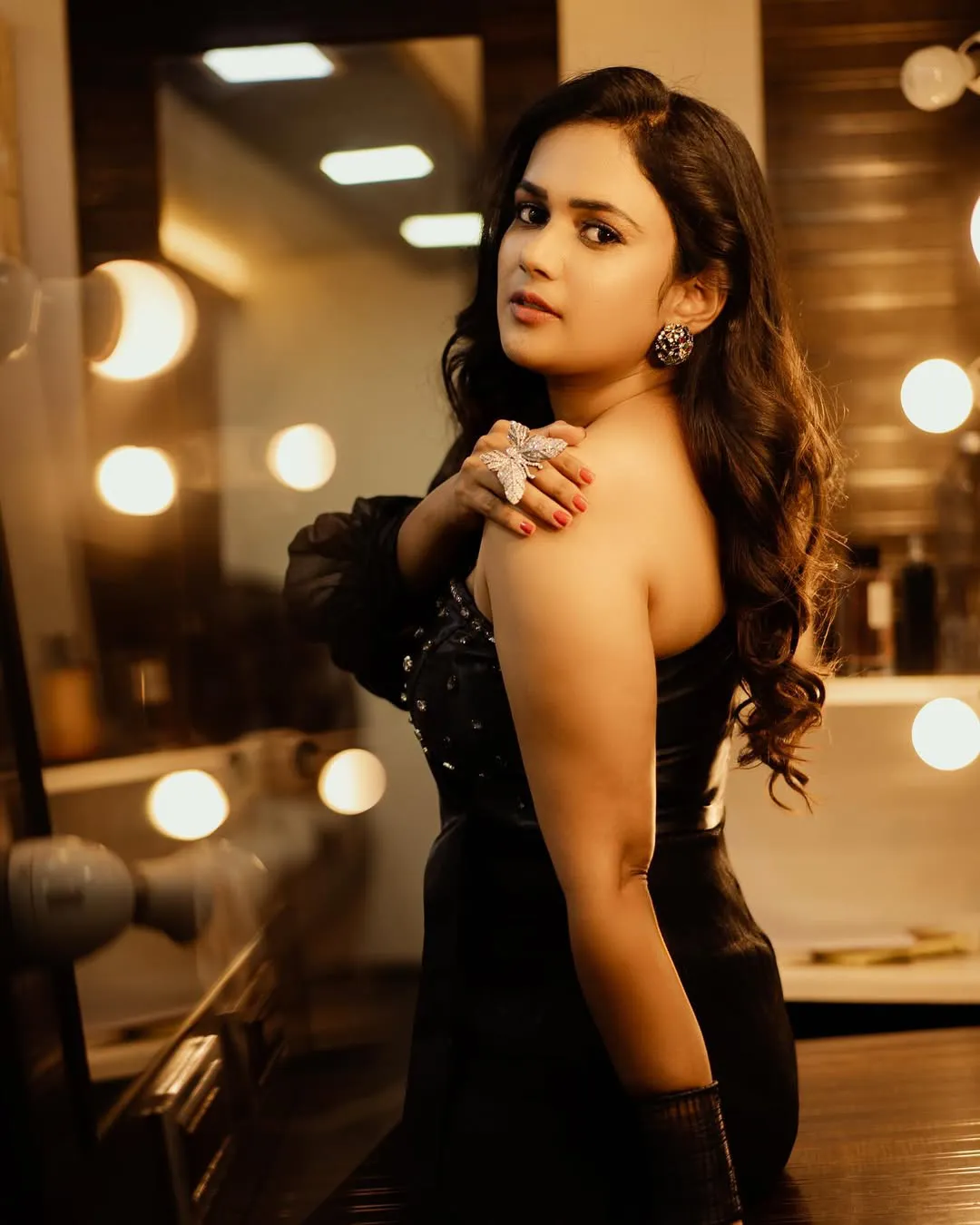 Ariyana Glory Stunning Looks in Black Dress