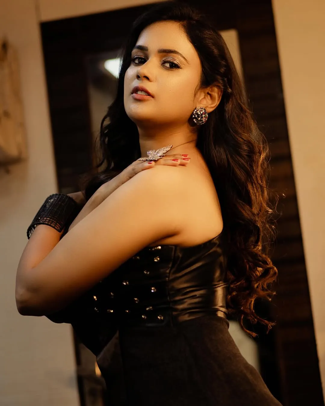 Ariyana Glory Stunning Looks in Black Dress
