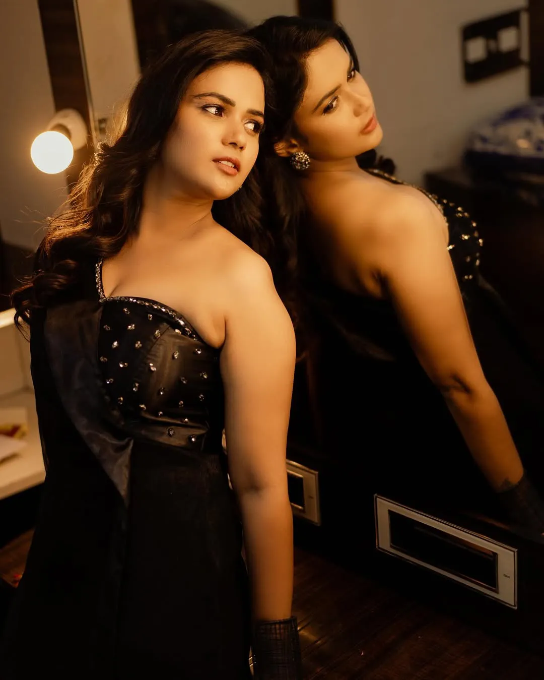 Ariyana Glory Stunning Looks in Black Dress