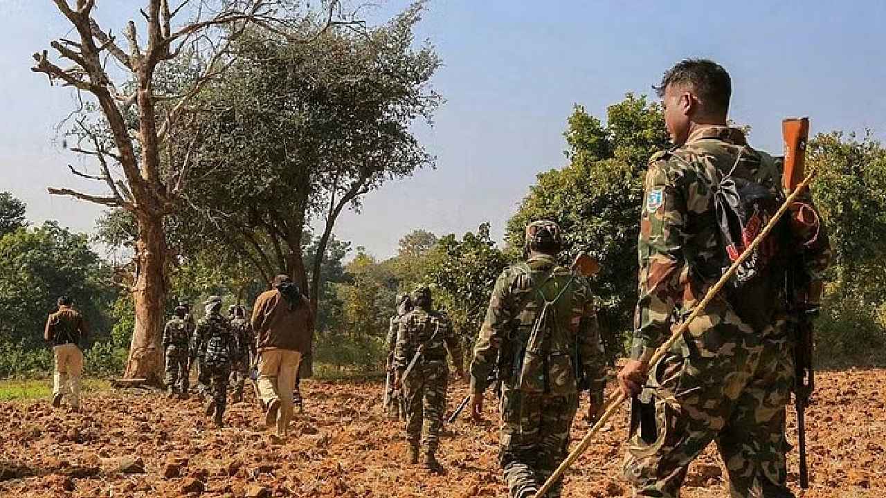 Bijapur Encounter: బీజాపూర్ సరిహద్దుల్లో భారీ ఎన్కౌంటర్.. 20మంది నక్సలైట్లు మృతి Bijapur Encounter: బీజాపూర్ సరిహద్దుల్లో భారీ ఎన్కౌంటర్.. 20మంది నక్సలైట్లు మృతి