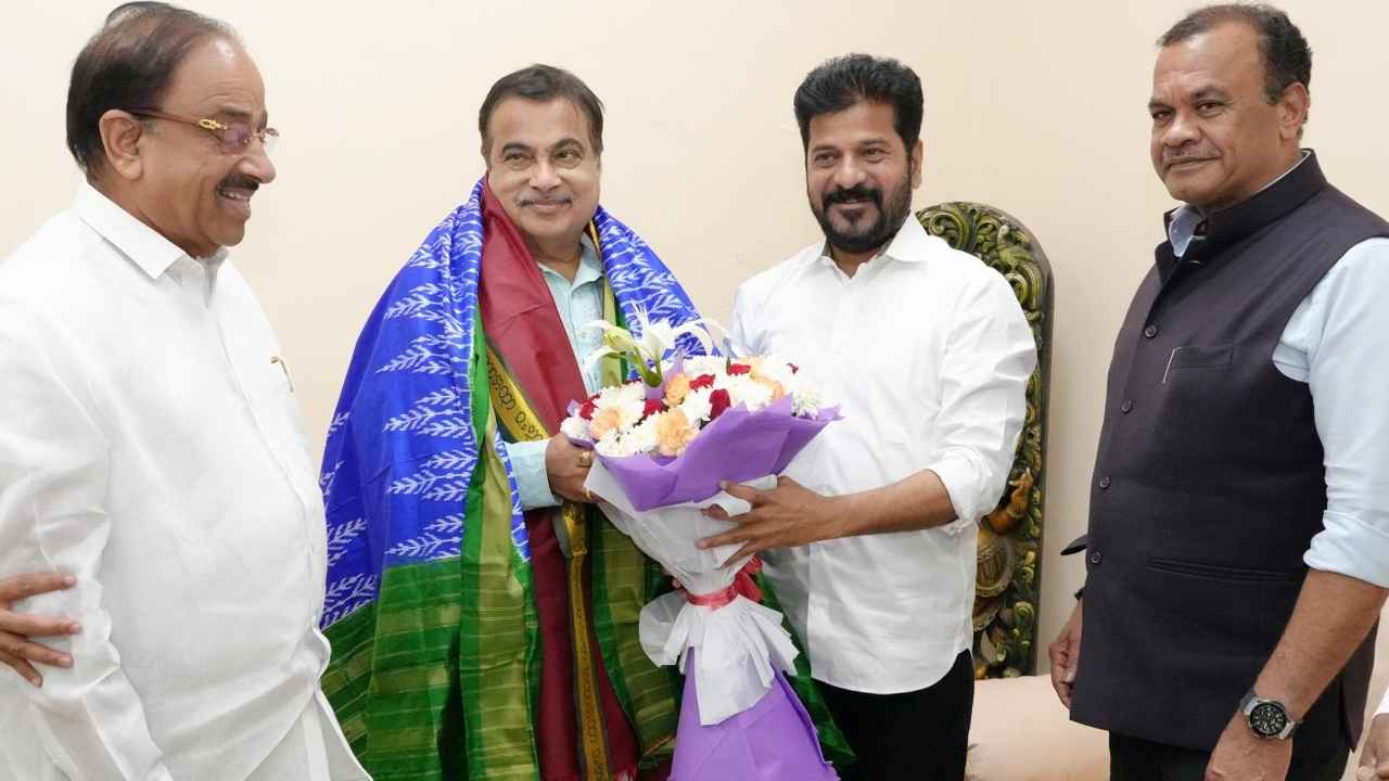 Cm Revanth Reddy: కేంద్రమంత్రి నితిన్ గడ్కరీతో సీఎం రేవంత్ భేటీ.. ఆ రోడ్ల నిర్మాణాలకు సహకరించాలని విన్నపం Cm Revanth Reddy: కేంద్రమంత్రి నితిన్ గడ్కరీతో సీఎం రేవంత్ భేటీ.. ఆ రోడ్ల నిర్మాణాలకు సహకరించాలని విన్నపం
