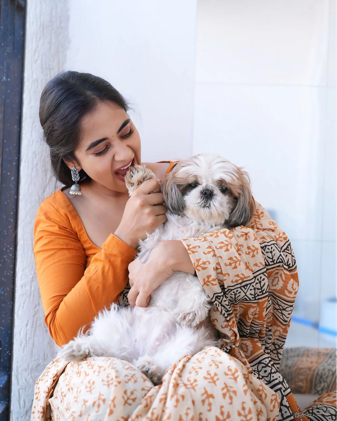 Deepthi Sunaina Cute Saree Photos with Her Pet Dog