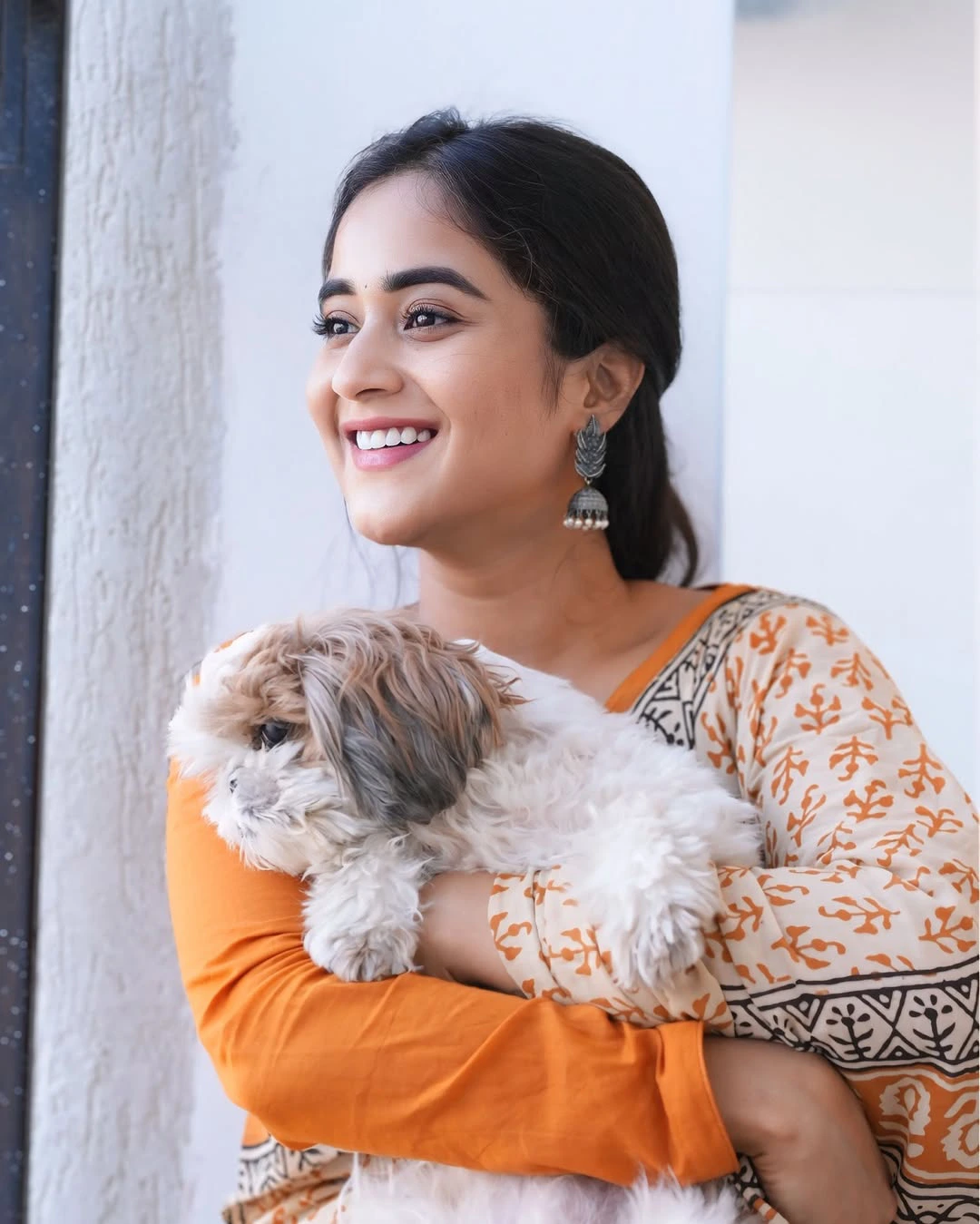 Deepthi Sunaina Cute Saree Photos with Her Pet Dog