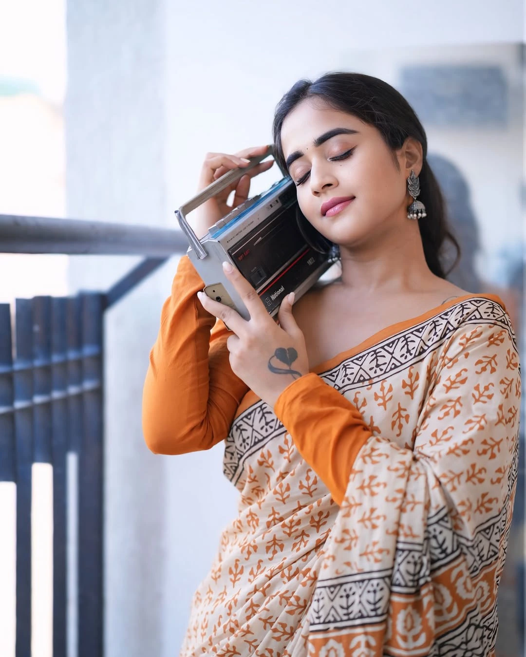 Deepthi Sunaina Cute Saree Photos with Her Pet Dog