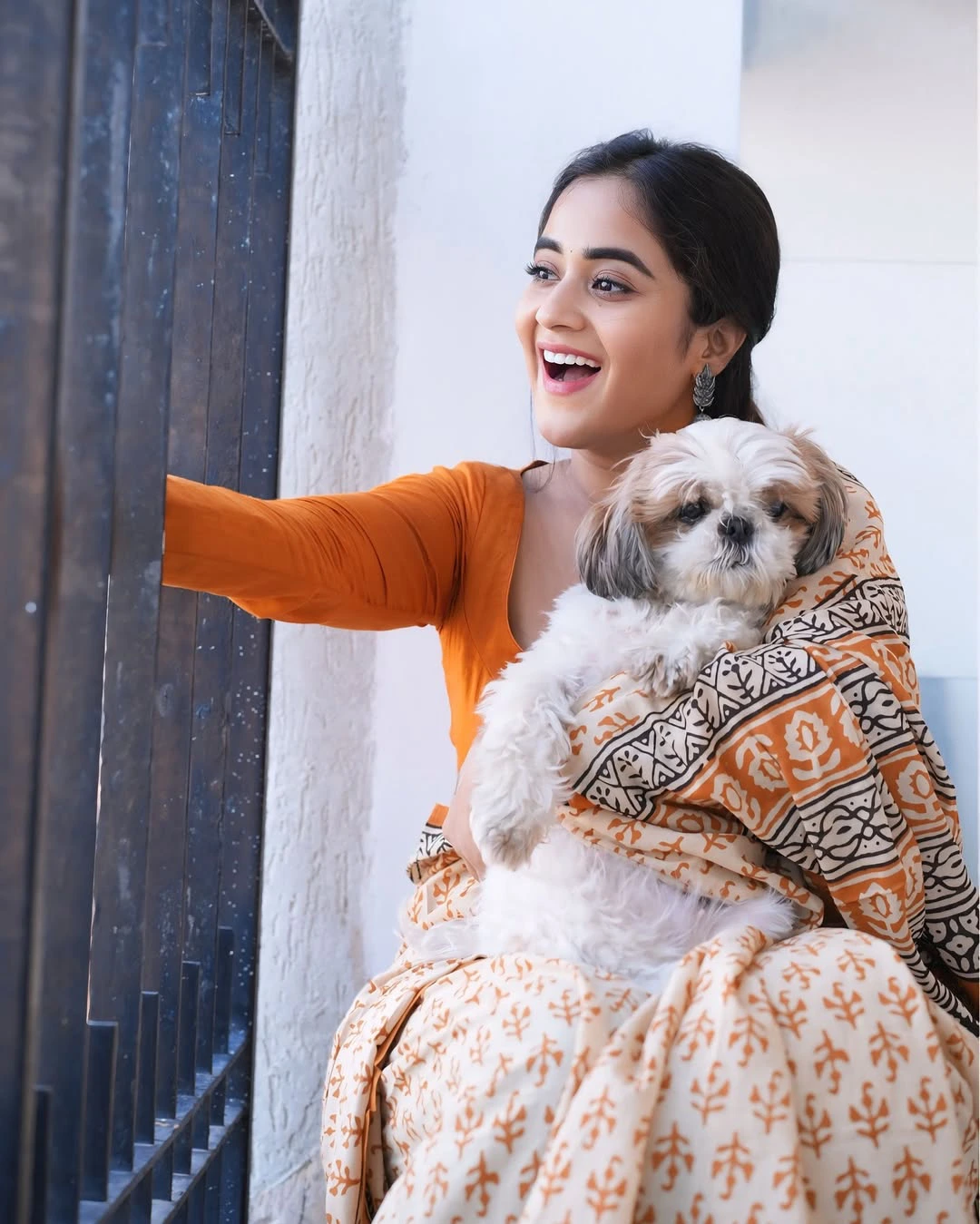 Deepthi Sunaina Cute Saree Photos with Her Pet Dog
