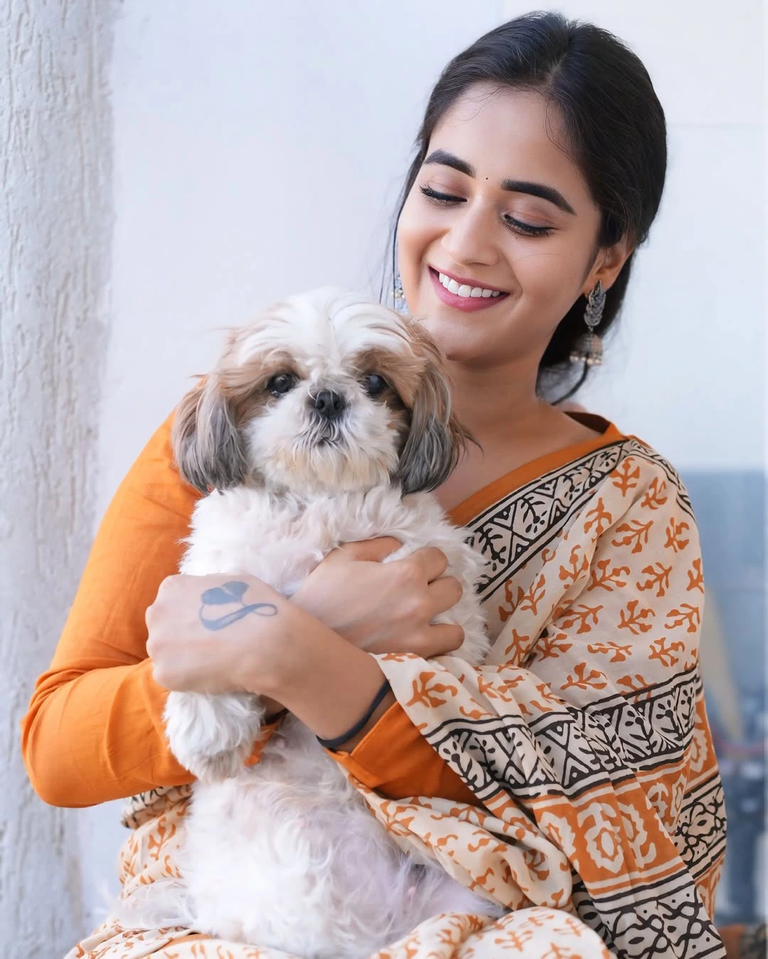 Deepthi Sunaina Cute Saree Photos with Her Pet Dog