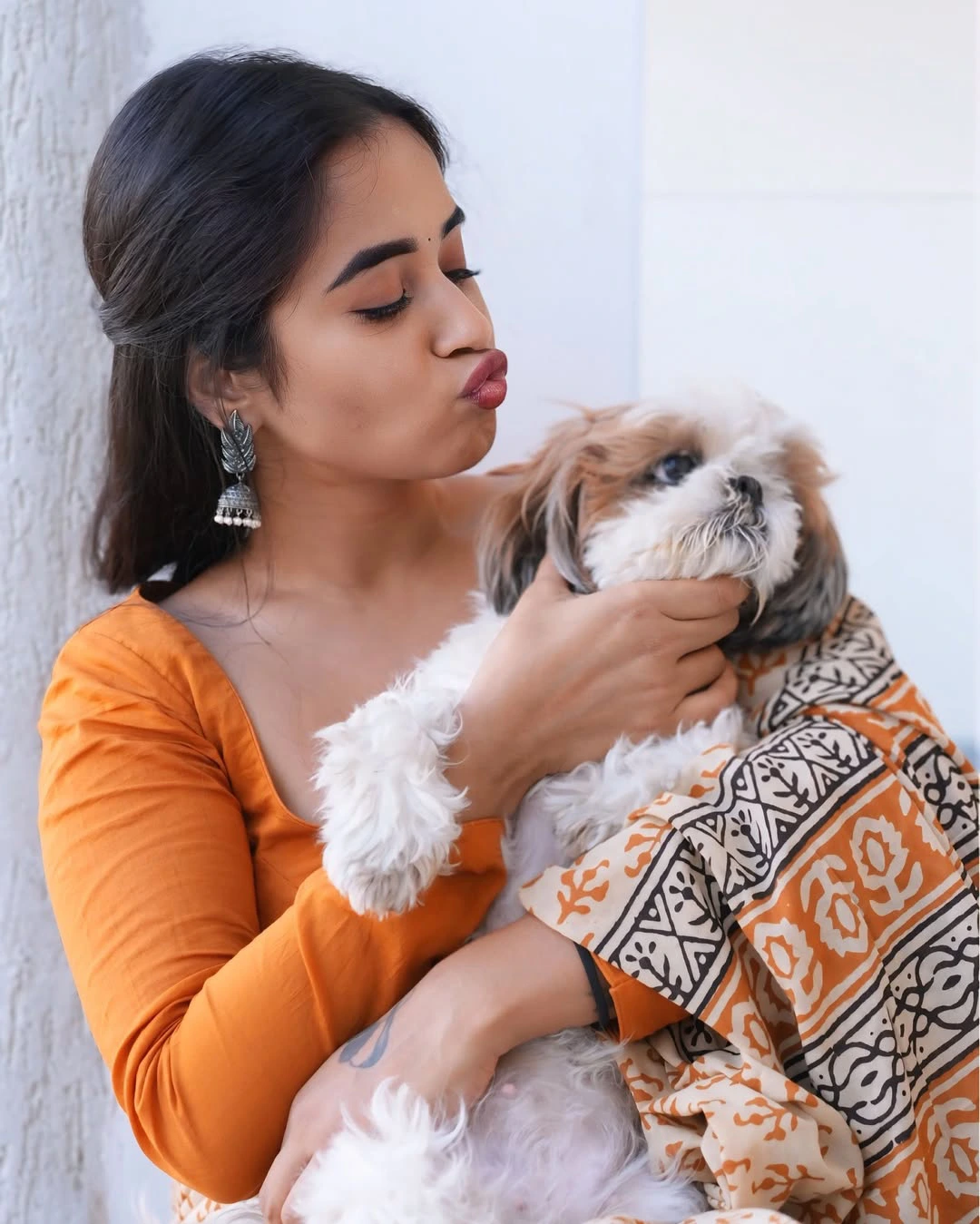 Deepthi Sunaina Cute Saree Photos with Her Pet Dog