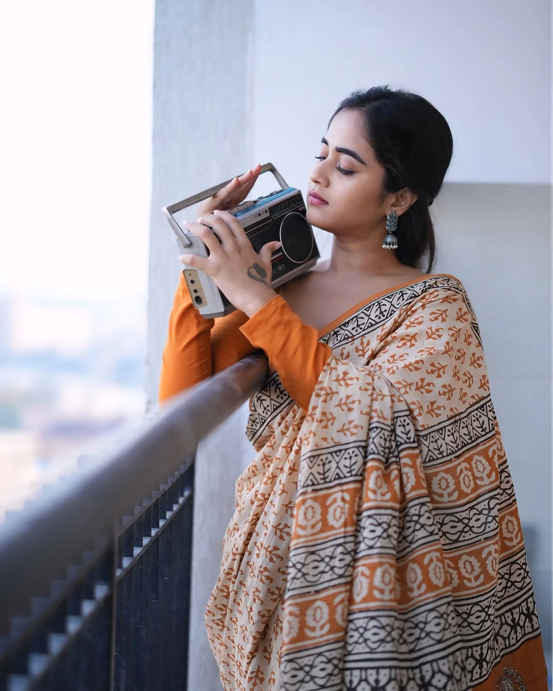 Deepthi Sunaina Cute Saree Photos with Her Pet Dog