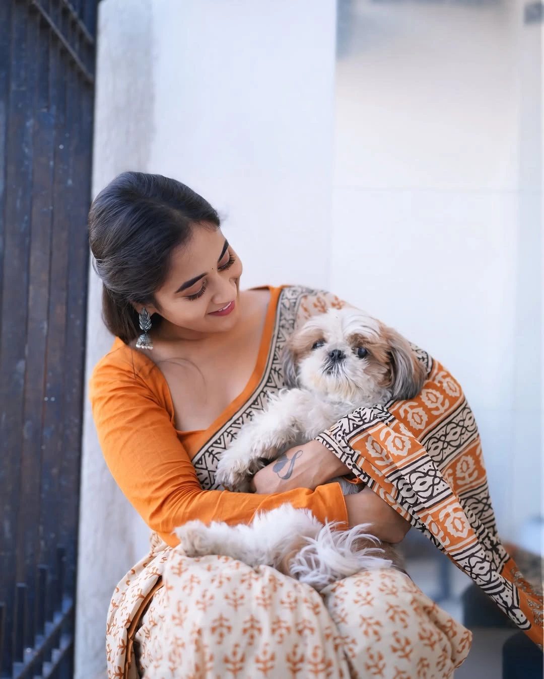 Deepthi Sunaina Cute Saree Photos with Her Pet Dog
