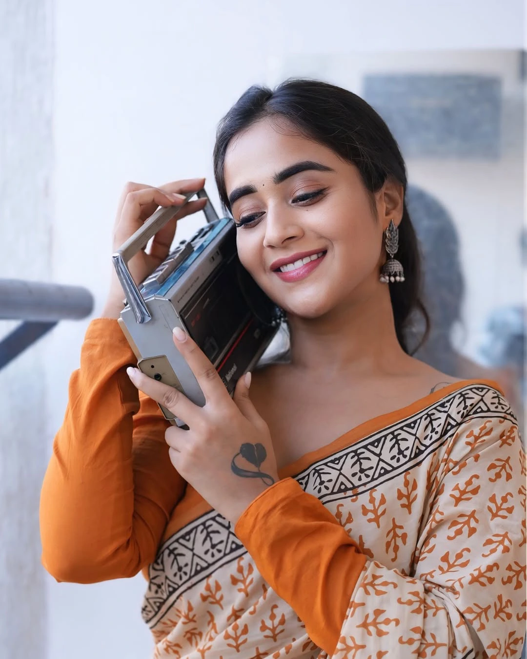 Deepthi Sunaina Cute Saree Photos with Her Pet Dog