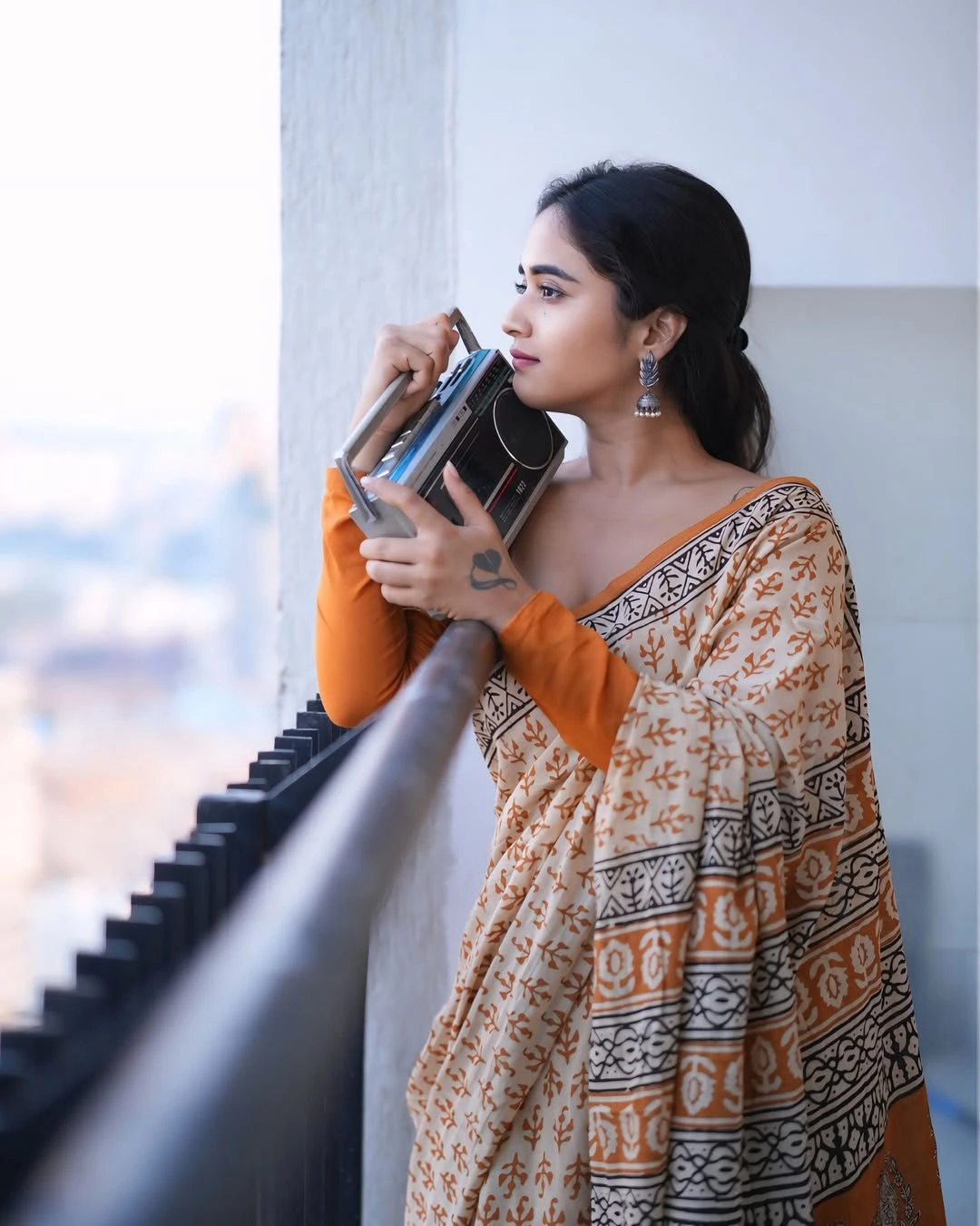 Deepthi Sunaina Cute Saree Photos with Her Pet Dog