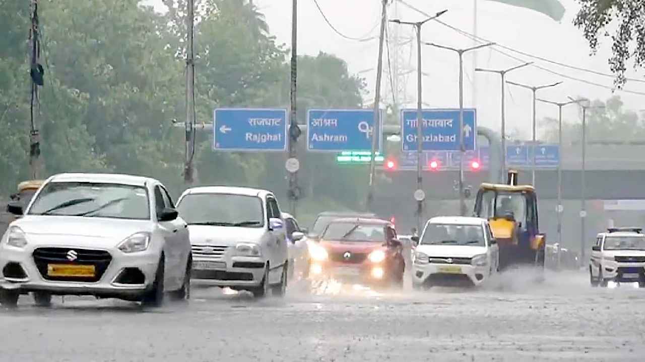 Delhi NCR Rain: నలుగురు మృతి, 100కి పైగా విమానాలు ఆలస్యం.. ఢిల్లీ-ఎన్సీఆర్లో గాలి వాన బీభత్సం.. ఎందుకంత భారీ వర్షం కురిసింది? Delhi NCR Rain: నలుగురు మృతి, 100కి పైగా విమానాలు ఆలస్యం.. ఢిల్లీ-ఎన్సీఆర్లో గాలి వాన బీభత్సం.. ఎందుకంత భారీ వర్షం కురిసింది?