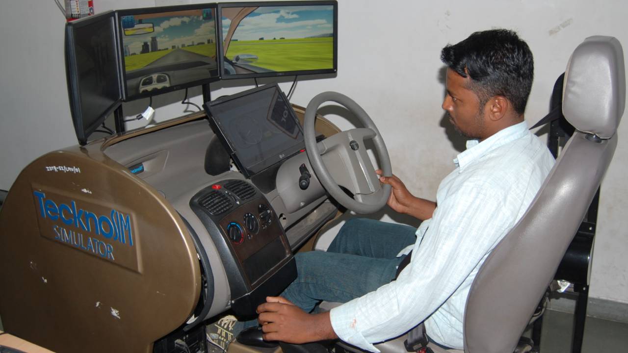 Driving License Test: డ్రైవింగ్ లైసెన్స్ పరీక్ష ఇకనుంచి కఠినతరం.. ‘సిమ్యులేటర్’ టెస్ట్ పాస్ అవ్వాల్సిందే.. Driving License Test: డ్రైవింగ్ లైసెన్స్ పరీక్ష ఇకనుంచి కఠినతరం.. ‘సిమ్యులేటర్’ టెస్ట్ పాస్ అవ్వాల్సిందే..