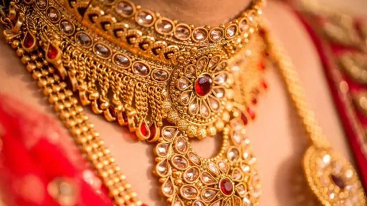 Gold Rate: గుడ్న్యూస్.. మరికొద్ది రోజుల్లో రూ.60వేలకు బంగారం ధర.. కారణాలు ఇవే.. నిపుణులు ఏం చెప్పారంటే..? Gold Rate: గుడ్న్యూస్.. మరికొద్ది రోజుల్లో రూ.60వేలకు బంగారం ధర.. కారణాలు ఇవే.. నిపుణులు ఏం చెప్పారంటే..?