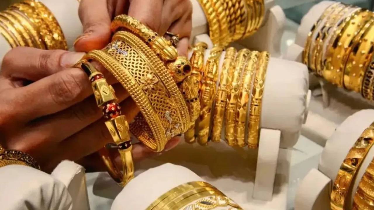 Gold Rate Today: దిగొస్తున్న బంగారం ధరలు.. గడిన 10రోజుల్లో గోల్డ్ రేటు ఎంత తగ్గిందో తెలుసా..? ప్రస్తుతం హైదరాబాద్లో ఎంతంటే.. Gold Rate Today: దిగొస్తున్న బంగారం ధరలు.. గడిన 10రోజుల్లో గోల్డ్ రేటు ఎంత తగ్గిందో తెలుసా..? ప్రస్తుతం హైదరాబాద్లో ఎంతంటే..