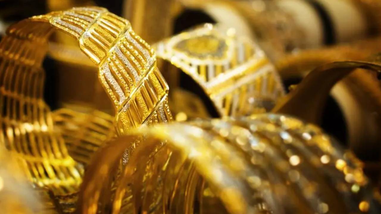 Gold Prices: బంగారం ధరలు పడిపోతున్నాయ్.. రాబోయే మూన్నెళ్లలో రూ.88,000కి పడొచ్చని అంచనా.. Gold Prices: బంగారం ధరలు పడిపోతున్నాయ్.. రాబోయే మూన్నెళ్లలో రూ.88,000కి పడొచ్చని అంచనా..