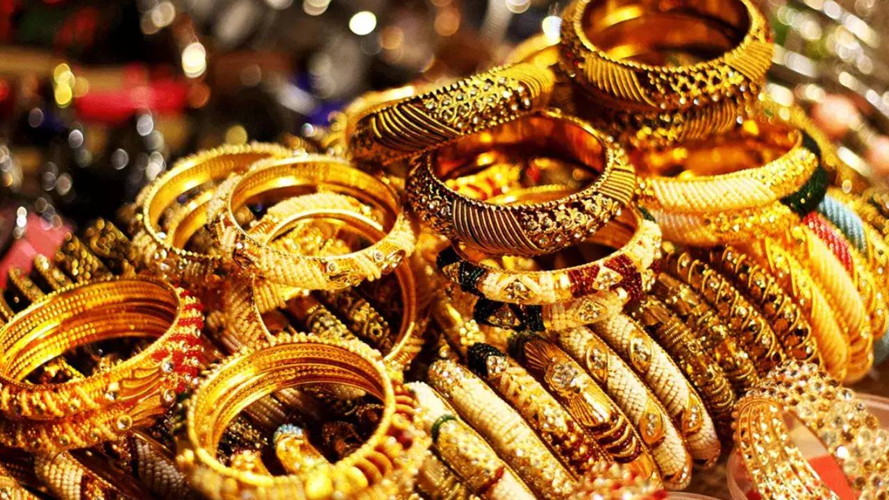 Gold Rate Today: బంగారం ధరలు మళ్లీ తగ్గాయ్.. క్రమంగా పడిపోతున్న గోల్డ్ రేటు.. హైదరాబాద్లో తులం ధర ఎంతో తెలుసా.. Gold Rate Today: బంగారం ధరలు మళ్లీ తగ్గాయ్.. క్రమంగా పడిపోతున్న గోల్డ్ రేటు.. హైదరాబాద్లో తులం ధర ఎంతో తెలుసా..