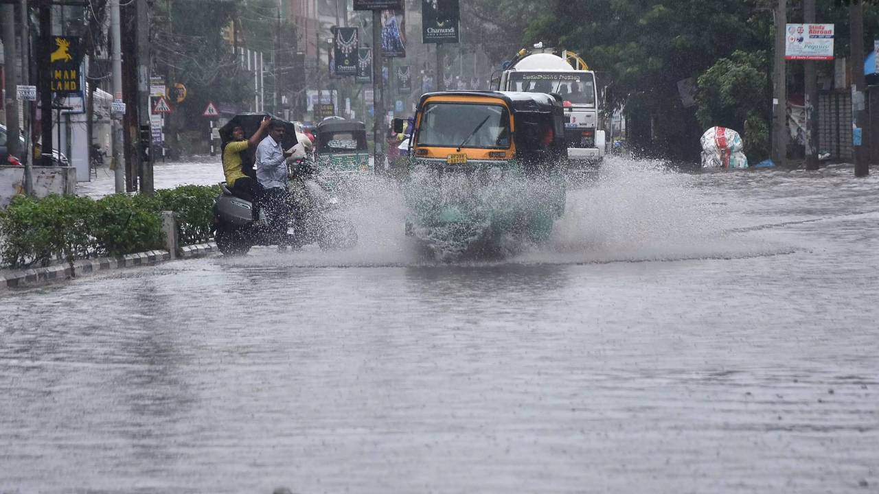 AP Rains: ఏపీ ప్రజలకు బిగ్ అలర్ట్.. ఇవాళ, రేపు ఆ జిల్లాల్లో అతి భారీ వర్షాలు.. AP Rains: ఏపీ ప్రజలకు బిగ్ అలర్ట్.. ఇవాళ, రేపు ఆ జిల్లాల్లో అతి భారీ వర్షాలు..