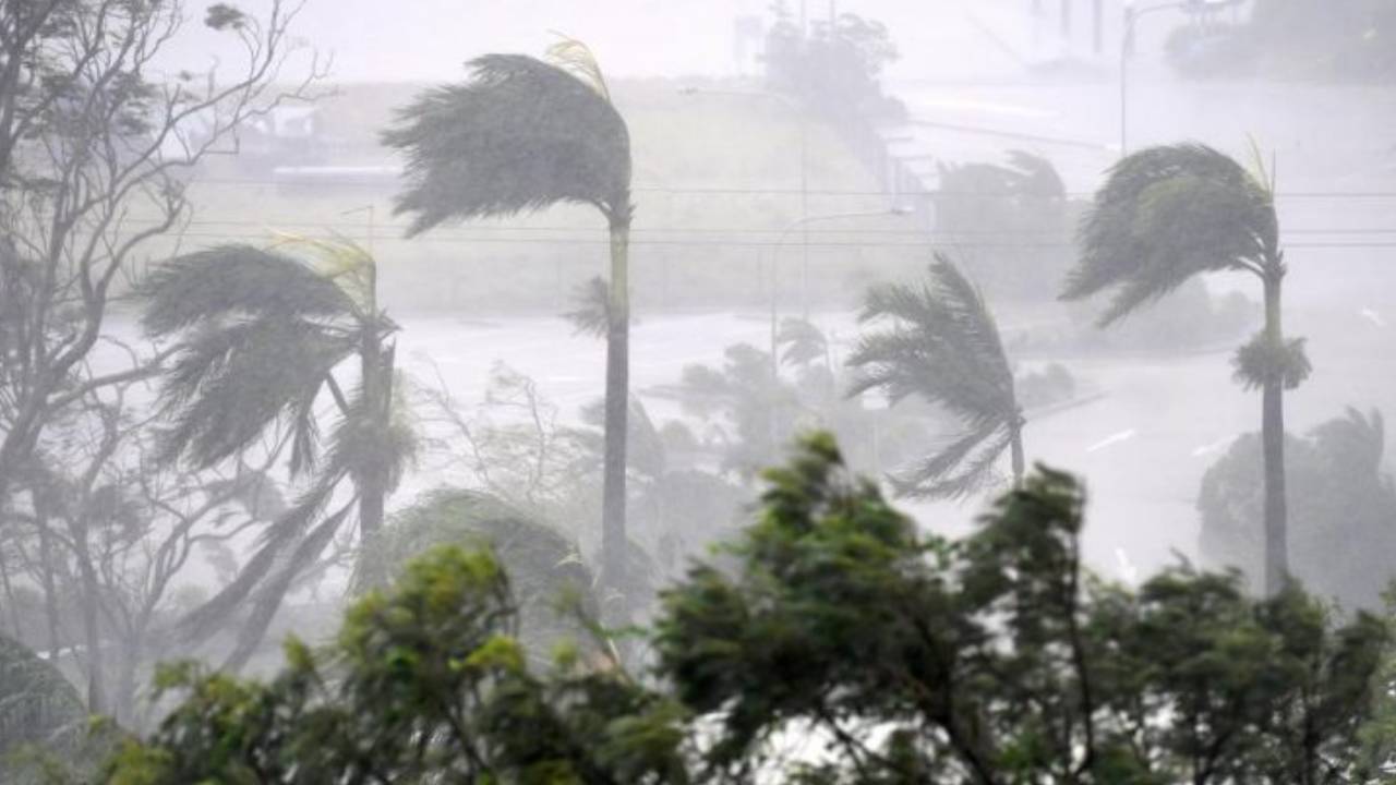 AP Rains: ఏపీలో దంచికొడుతున్న వానలు.. వేలాది పిడుగులతో భయానక పరిస్థితులు.. ఇవాళ ఆ జిల్లాల్లో భారీ వర్షాలు.. AP Rains: ఏపీలో దంచికొడుతున్న వానలు.. వేలాది పిడుగులతో భయానక పరిస్థితులు.. ఇవాళ ఆ జిల్లాల్లో భారీ వర్షాలు..